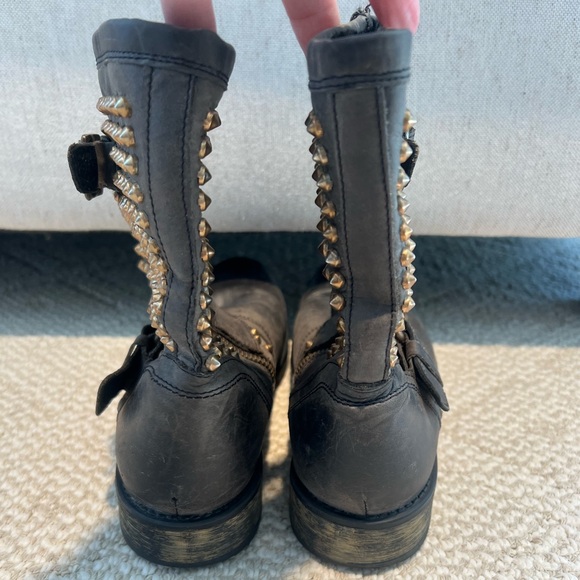 Steve Madden black Monicaa gold studded motorcycle boots | Size 8.5 | Preowned - Picture 5 of 9